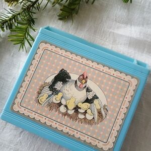 🐔 CUTE CORE 🐔 VTG kitschy, hen and chick memo paper & pen holder, country core